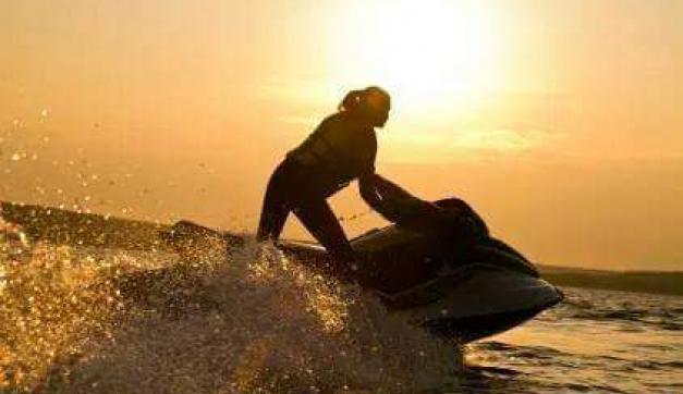 Carlos Water Sports Benidorm: el mar como experiencia activa durante todo el año